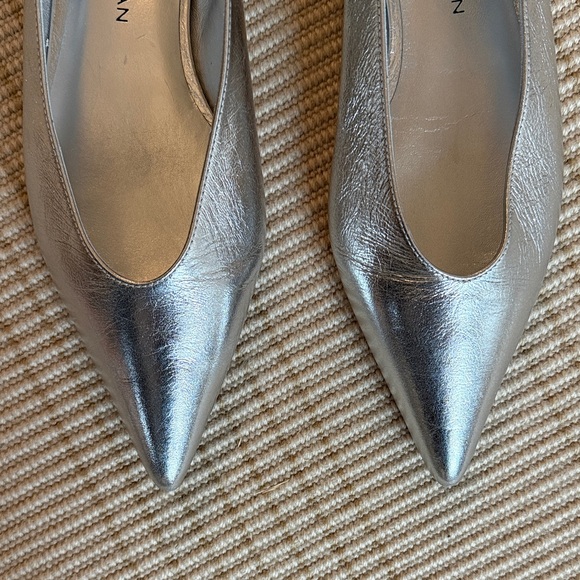 NEVER WORN Stuart Weitzman Metallic Silver Heels - Picture 3 of 7